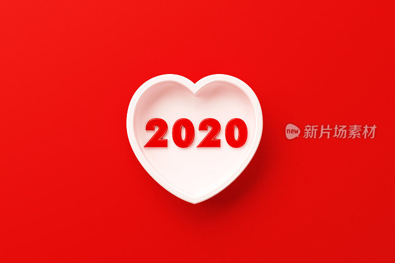 2020概念- 2020书写白色心形坐在红色背景上